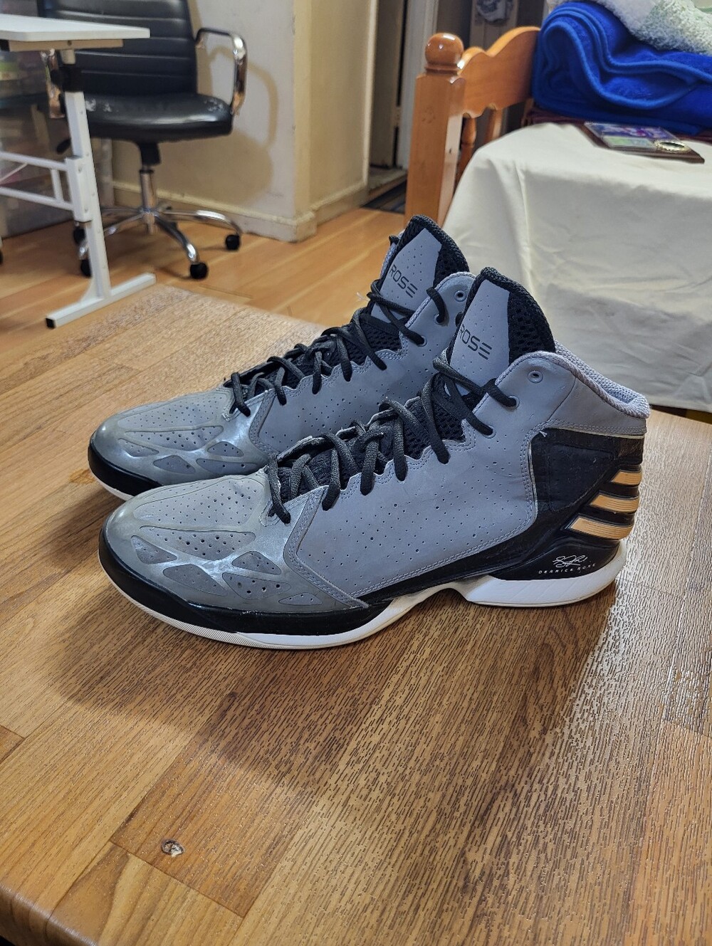 Adidas Derrick Rose773 Rare sneakers Navy Men’s Size 12 Dead Stock Grey & Orange